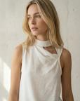 Top de color blanco para mujer con escote en V