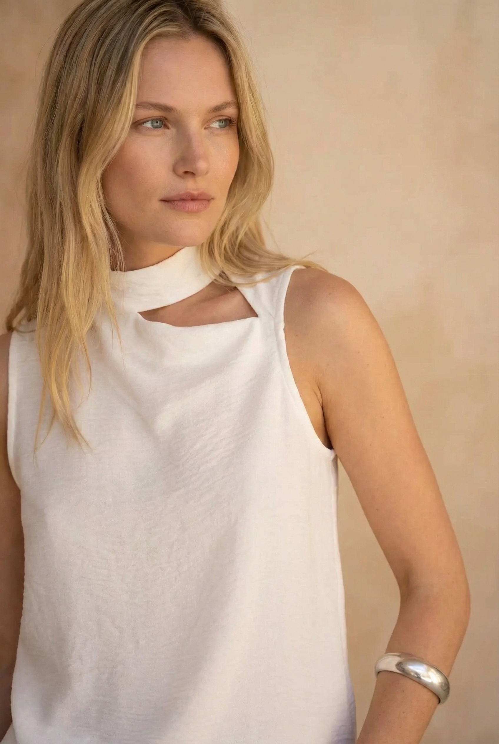 Top de color blanco para mujer con escote en V