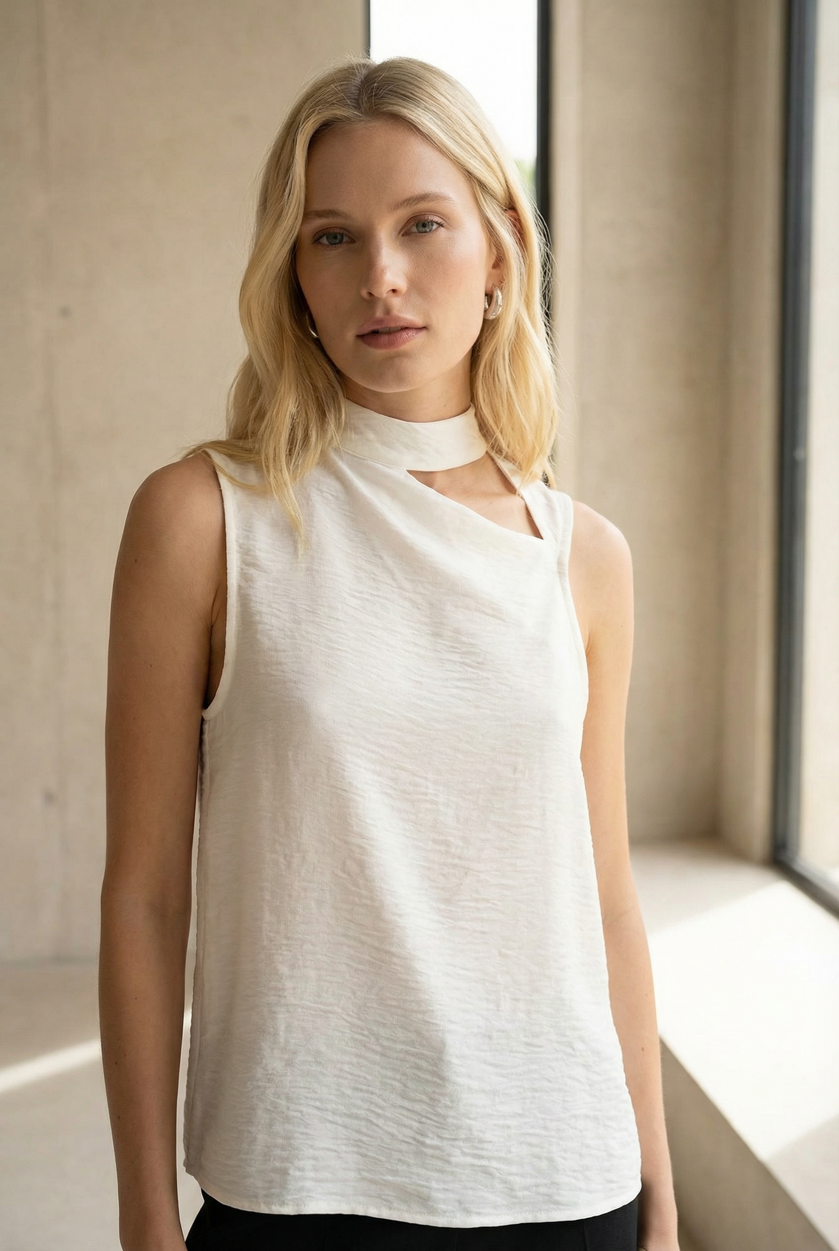 Top de color blanco para mujer con escote en V