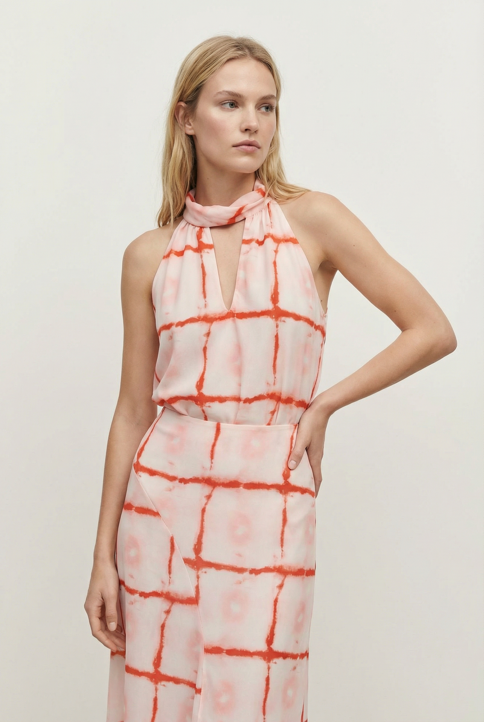 Top col foulard imprimé écru et orange corail