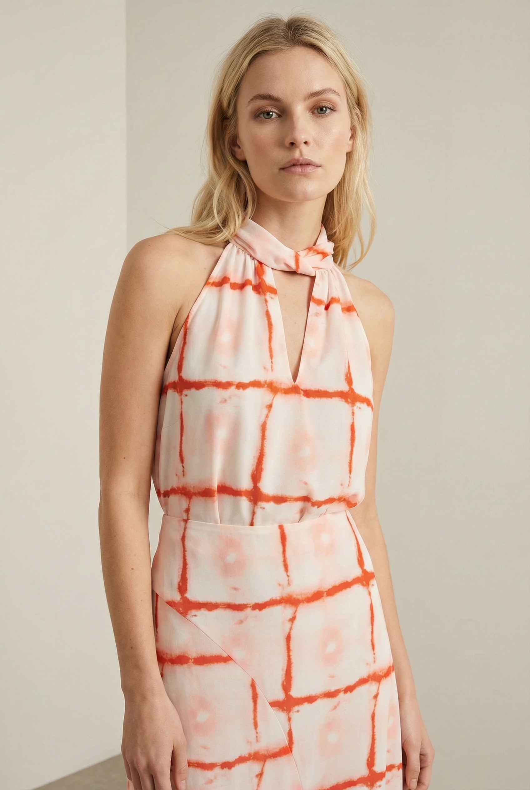 Top col foulard imprimé écru et orange corail