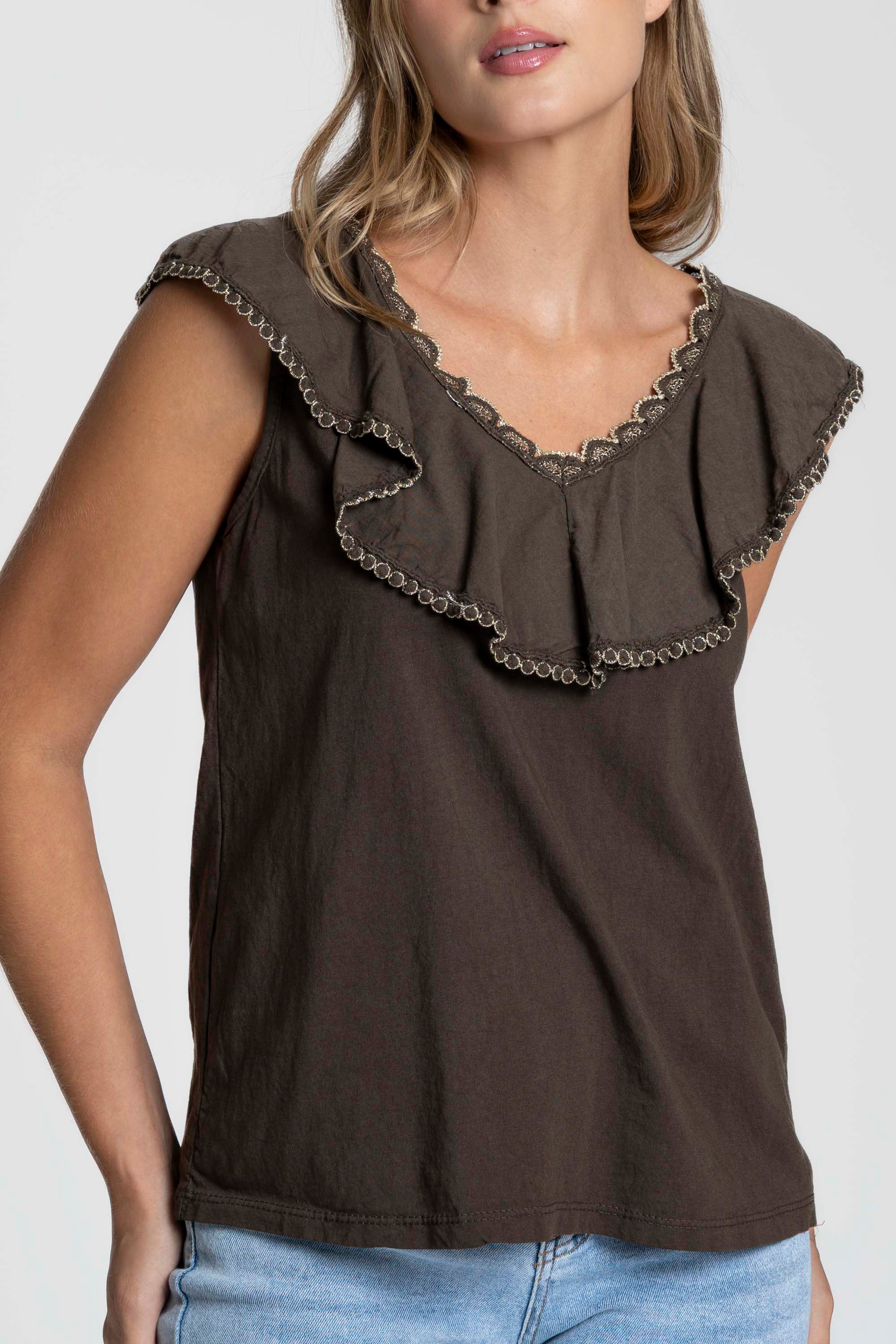 Gros plan sur le Top coton brodé volants femme col V sans manches en marron, mettant en valeur les détails brodés raffinés.