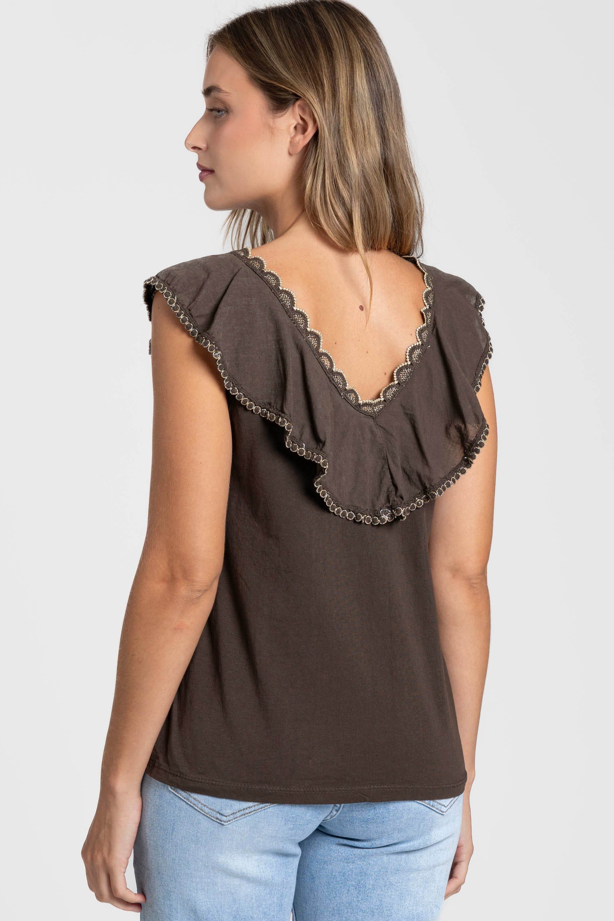 Vue arrière du Top coton brodé volants femme col V sans manches en marron, révélant sa coupe élégante.
