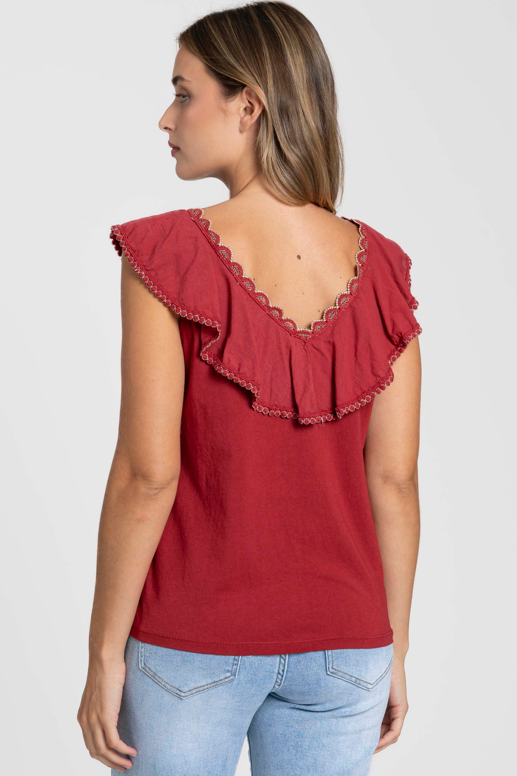 Vue arrière du Top coton brodé volants femme col V sans manches en rouge, soulignant son design chic.