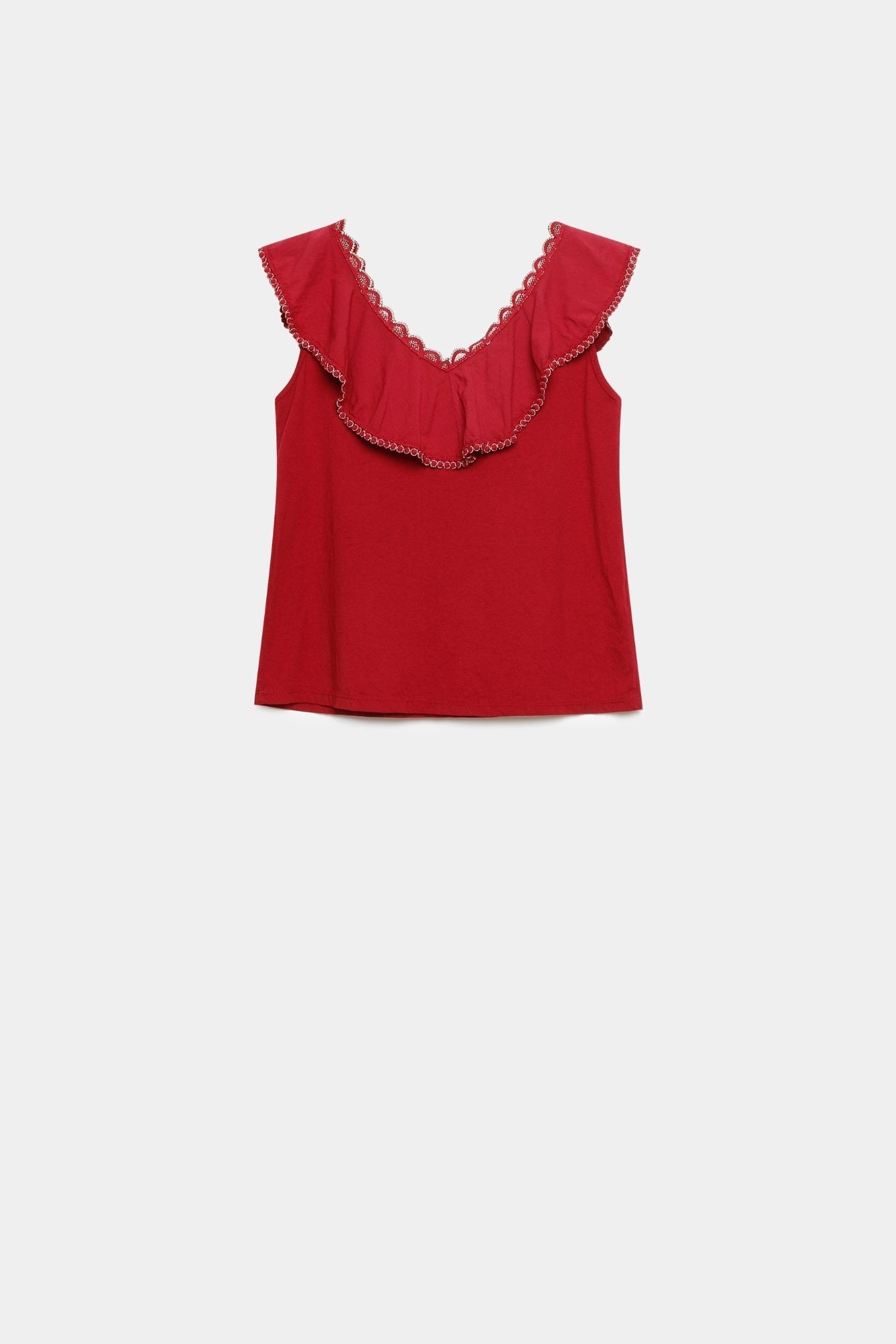 Top coton brodé volants femme en rouge présenté à plat, illustrant le style sans manches et le col V.