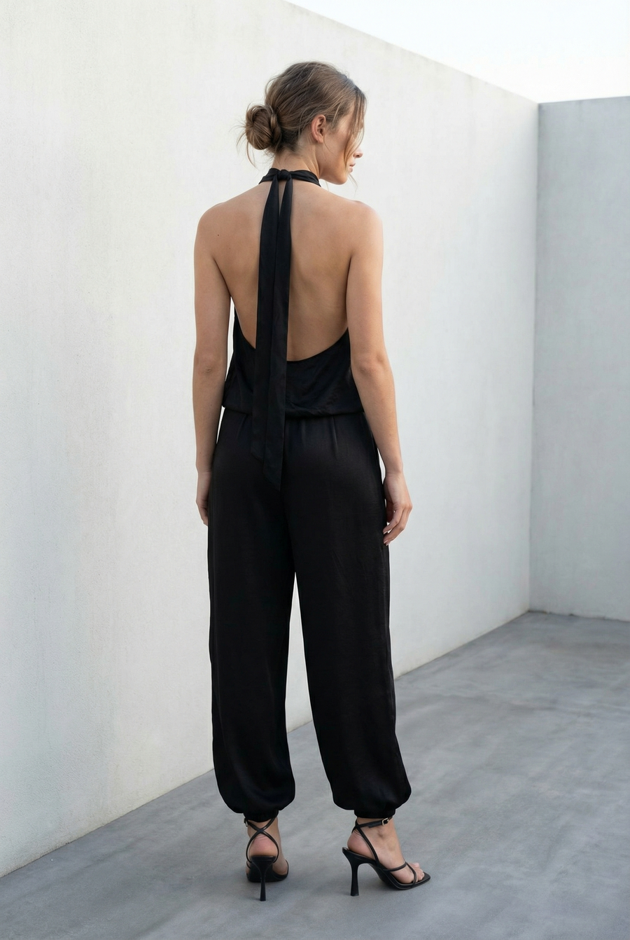 Top dos nu élégant – Col halter – Noir – Satin