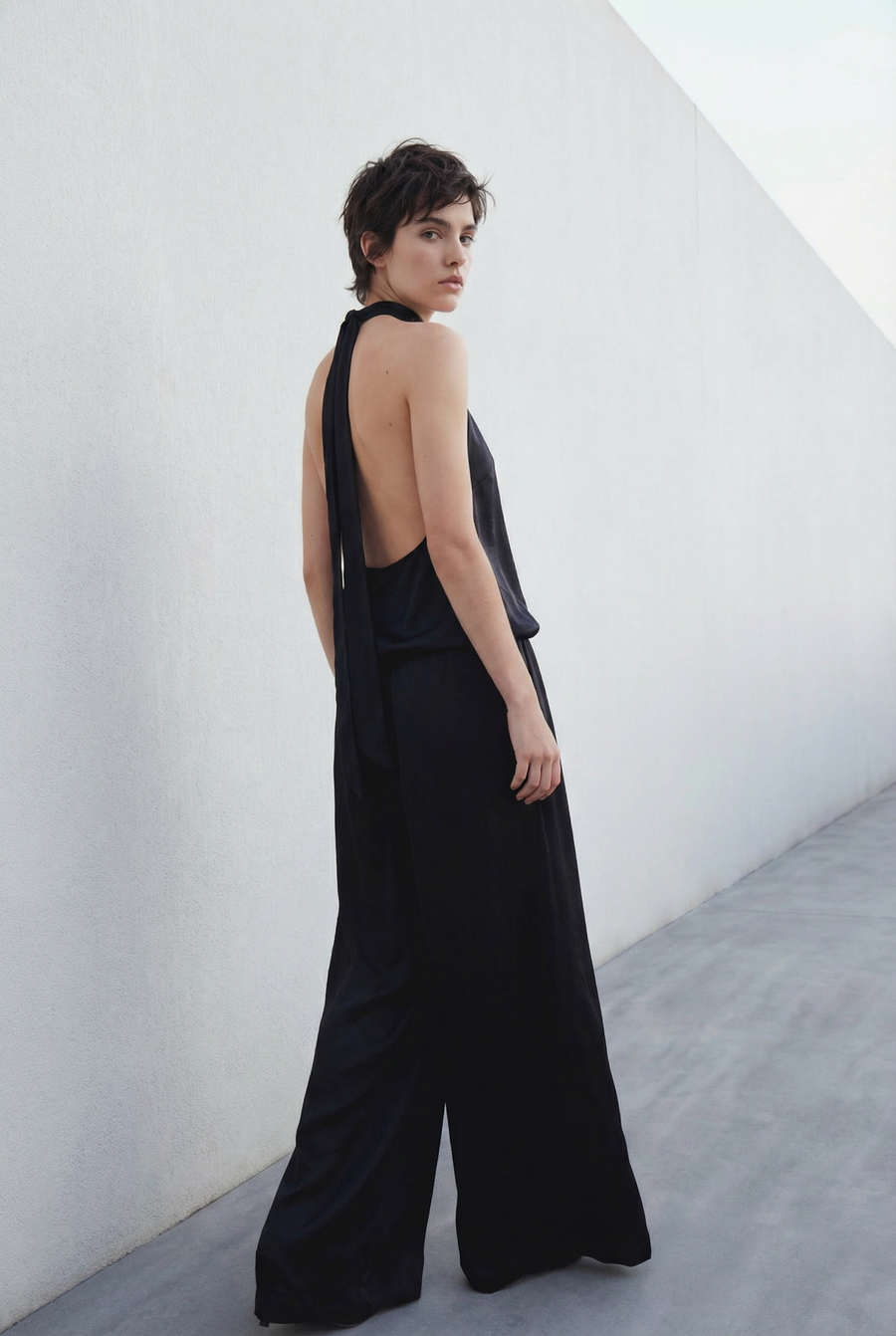 Top dos nu élégant – Col halter – Noir – Satin