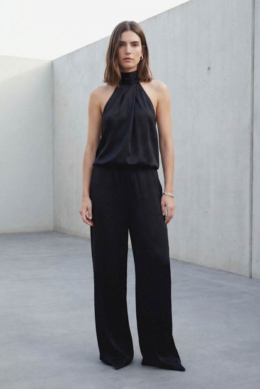 Top dos nu élégant – Col halter – Noir – Satin