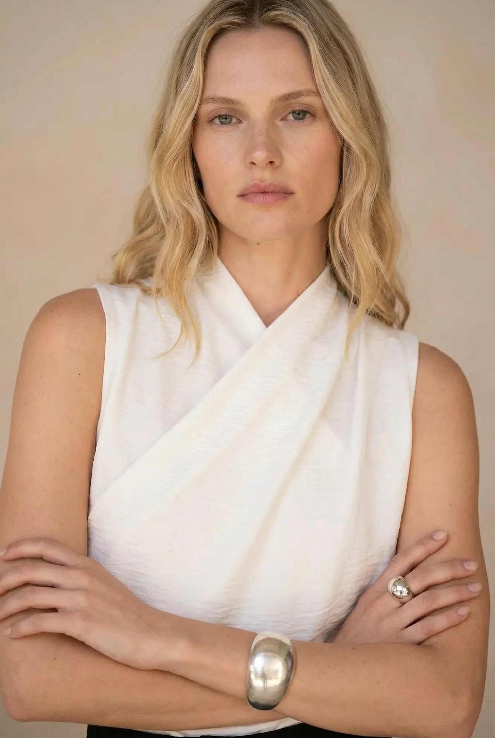 Top drapé croisé sans manches – Écru