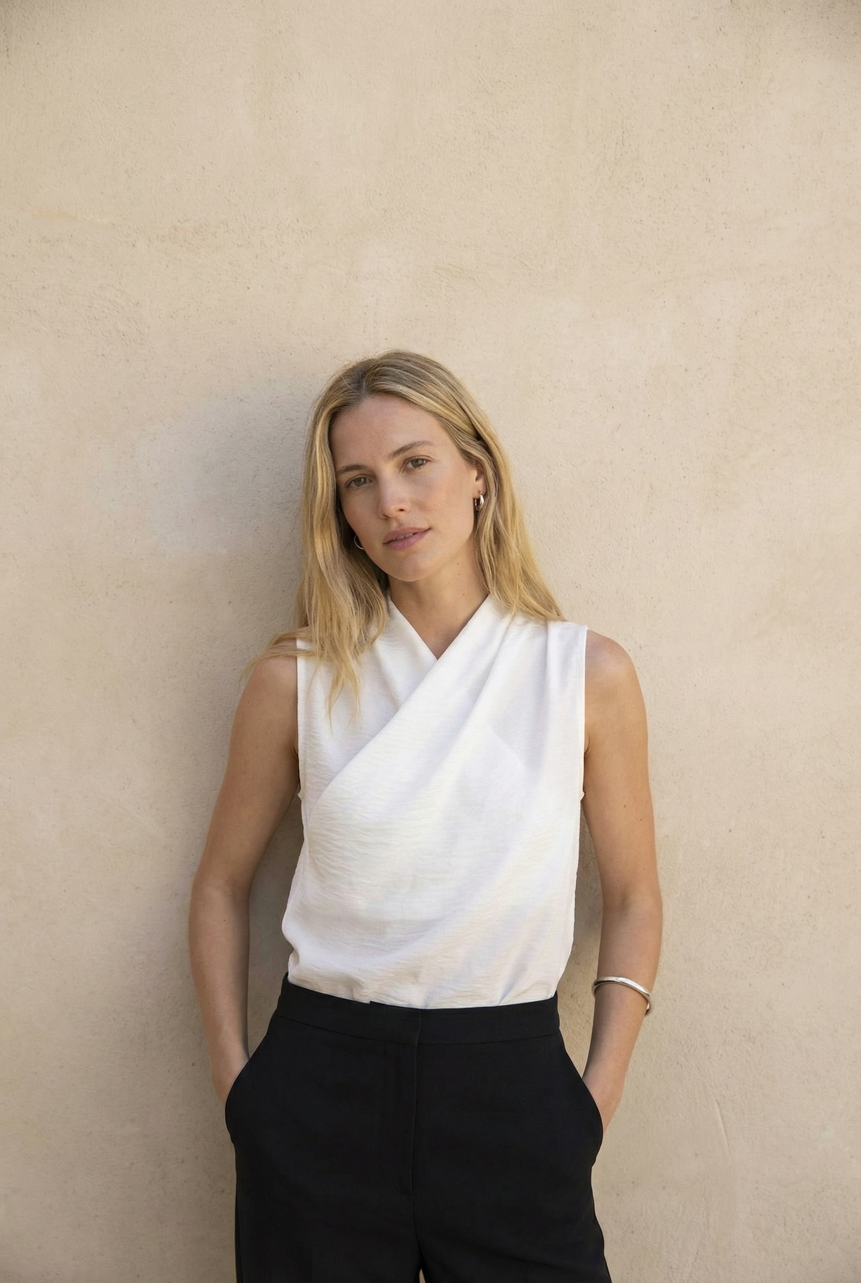 Top drapé croisé sans manches – Écru