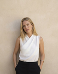 Top drapé croisé sans manches – Écru