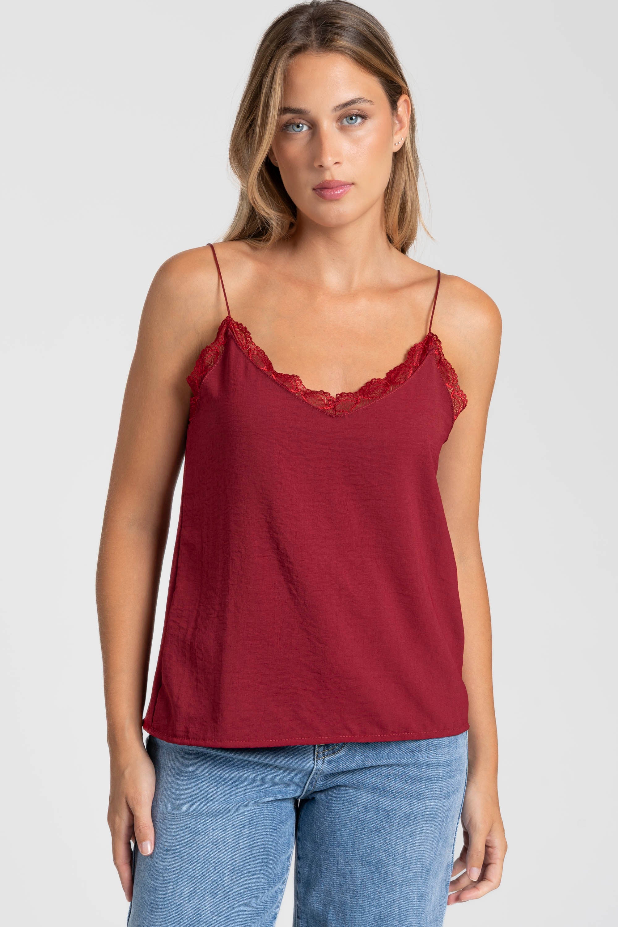 Top en mousseline femme fluide à bretelles avec dentelle en couleur rouge, porté par une femme, look décontracté.