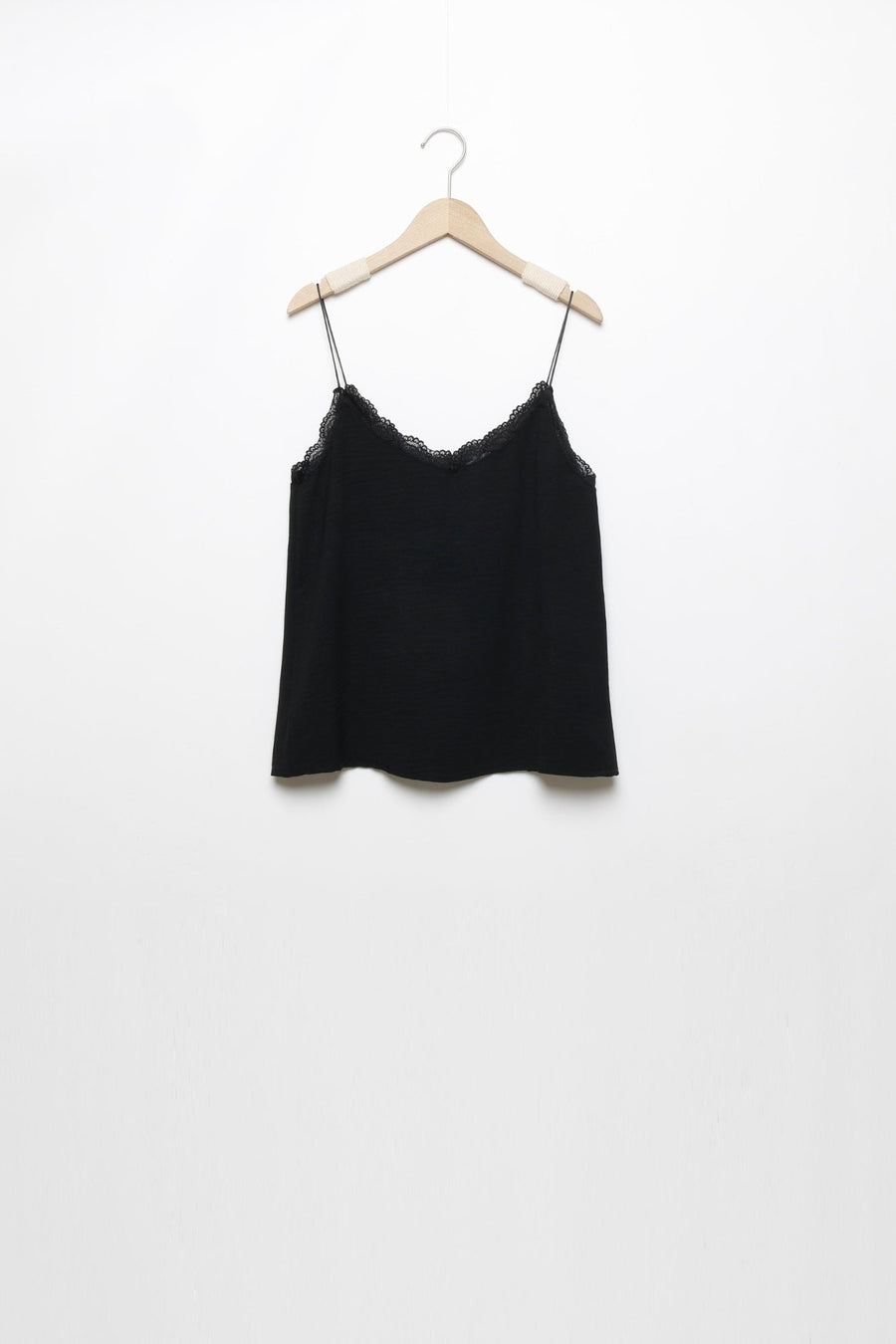 Top en mousseline femme fluide à bretelles avec dentelle noire, en vue suspendue, prêt à être porté.