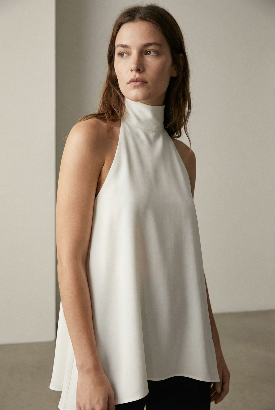 Modèle en haut chic écru, alliant élégance et confort, capturant l'essence d'une mode moderne.
