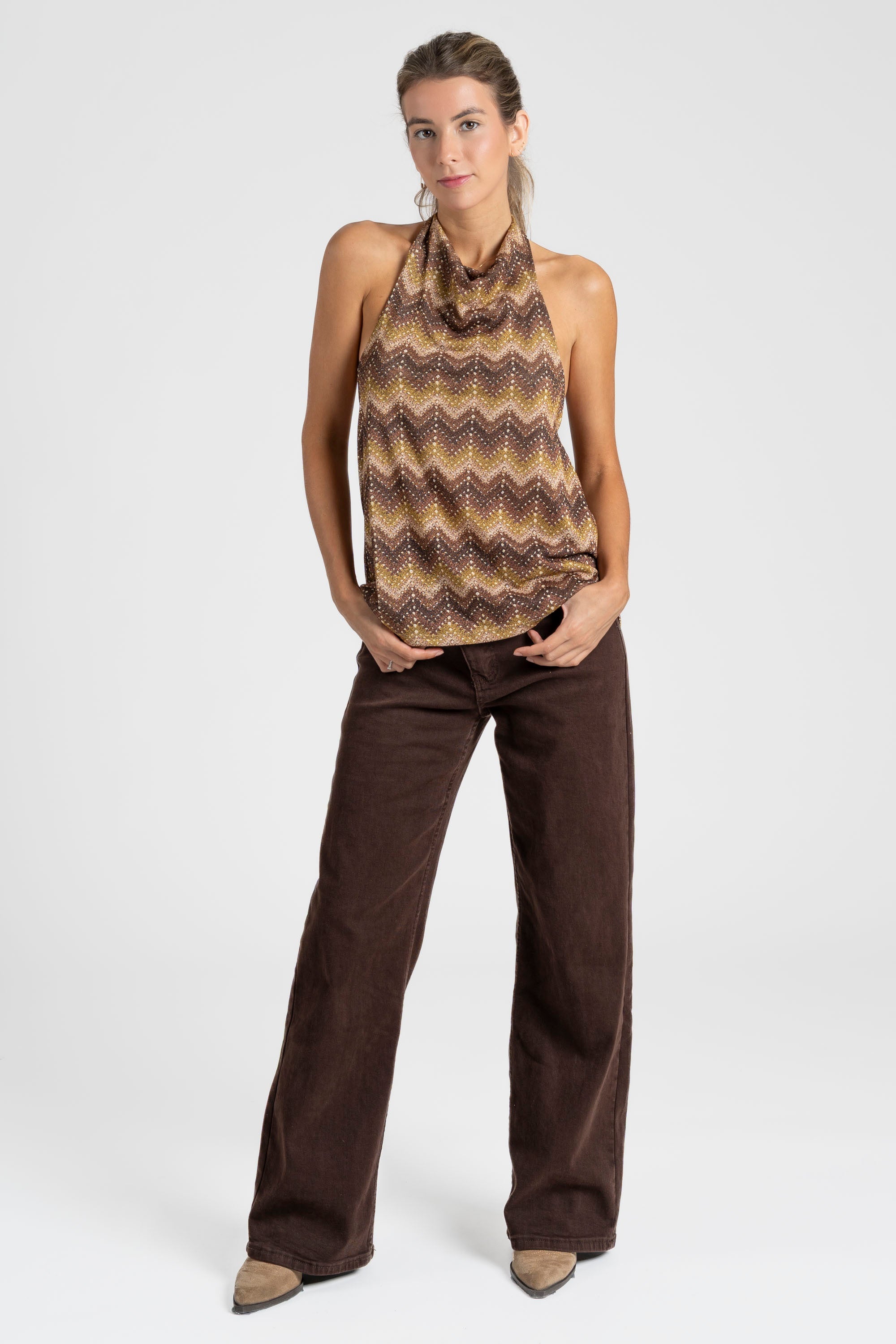 Top halter imprimé femme porté avec un pantalon marron, affichant un style chic et décontracté.