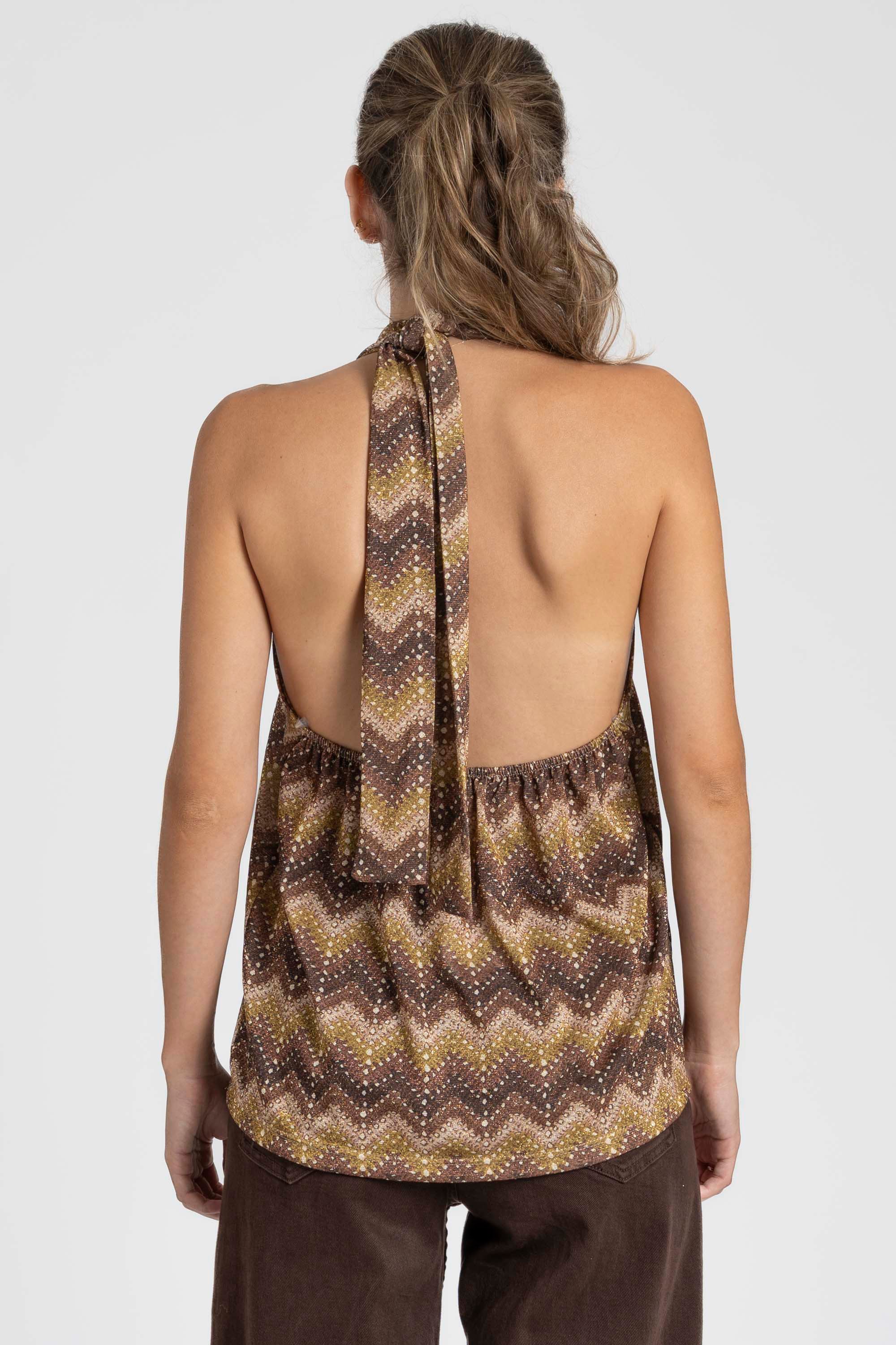 Vue arrière du top halter imprimé femme, mettant en valeur le nœud au cou et le style dos nu.