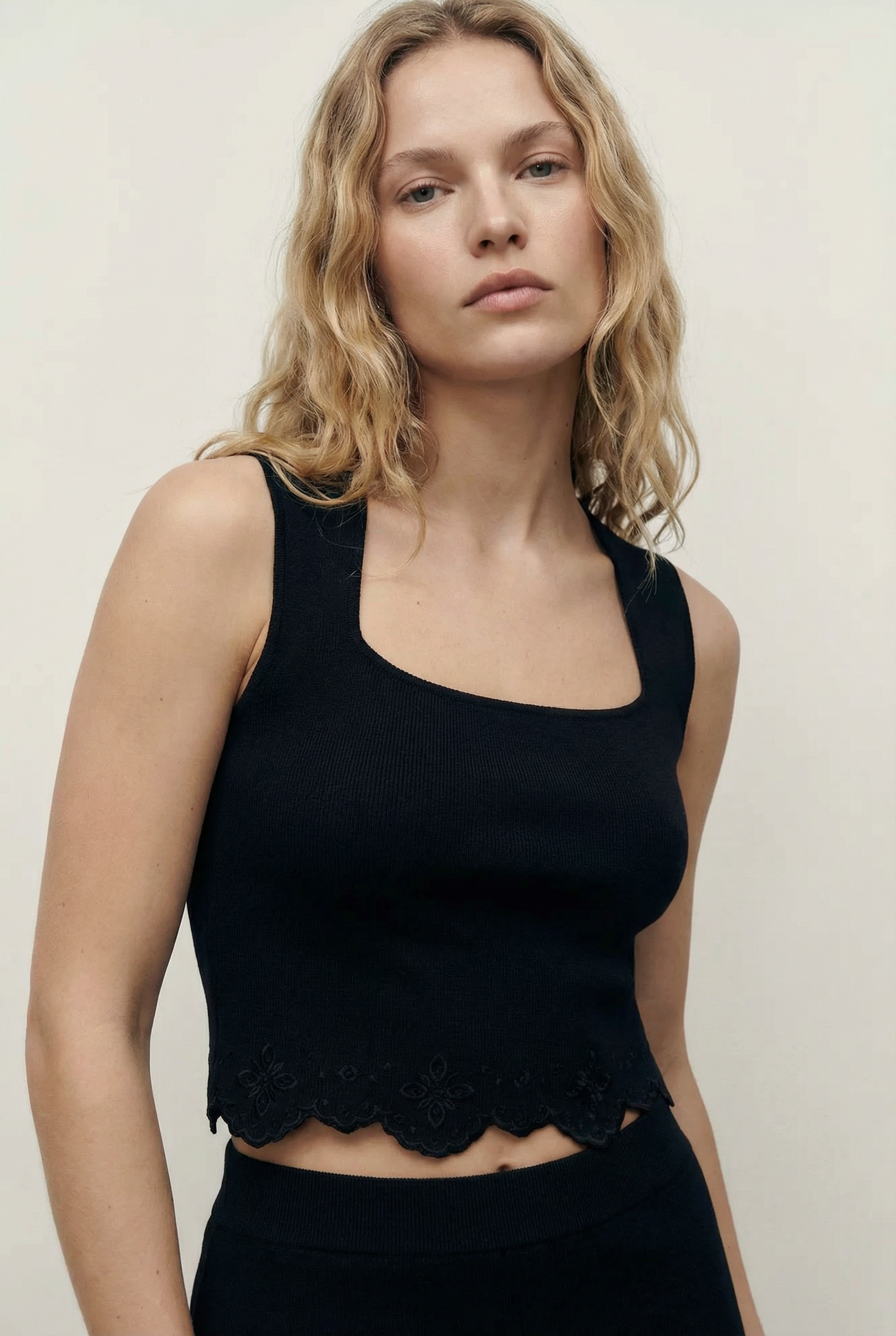Top noir chic encolure carrée