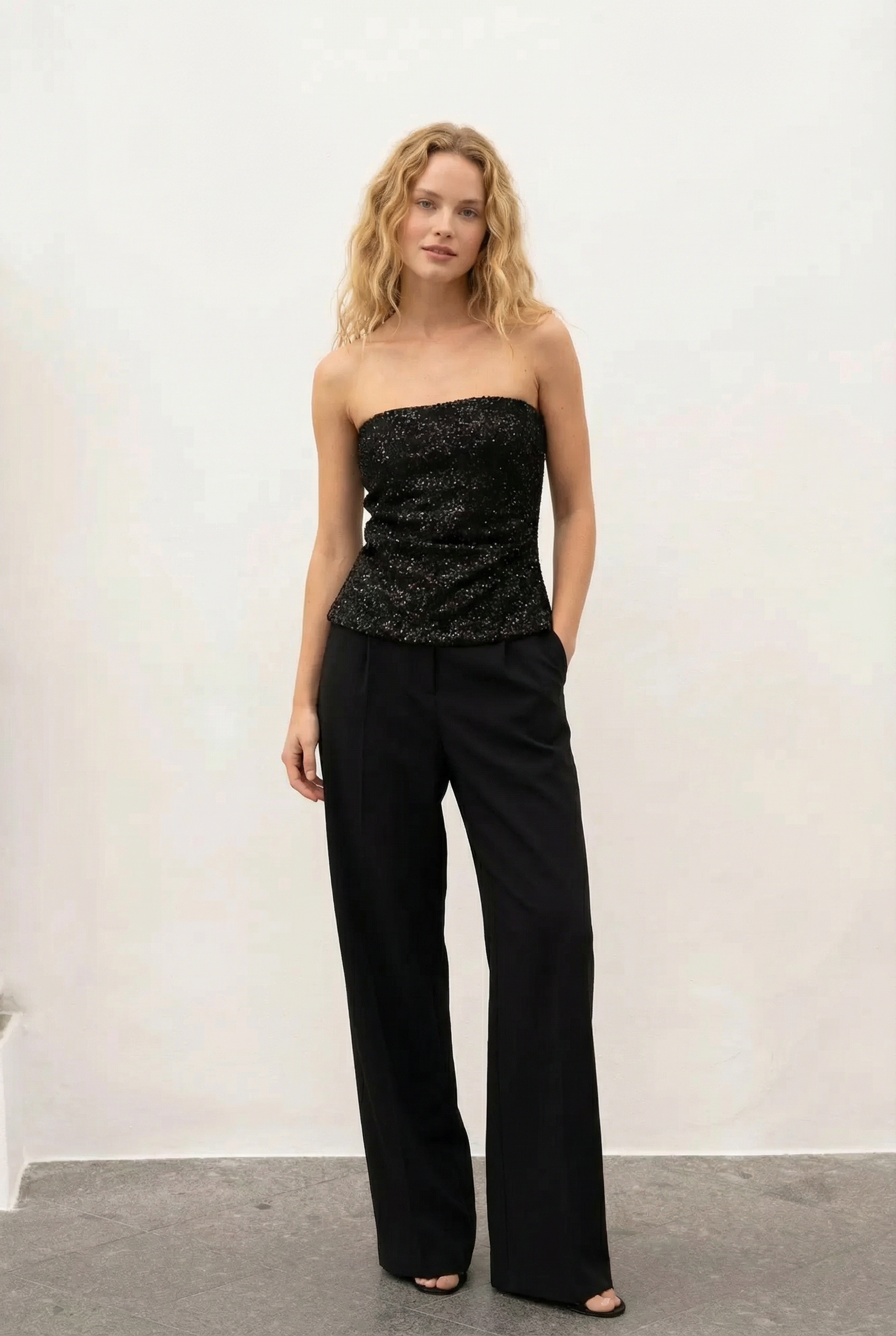 Elegante top de lentejuelas negro sin tirantes para mujer, perfecto para un look minimalista.