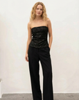 Elegante top de lentejuelas negro sin tirantes para mujer, perfecto para un look minimalista.