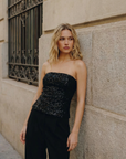 Elegante top de lentejuelas negro sin tirantes para mujer, perfecto para un look minimalista.