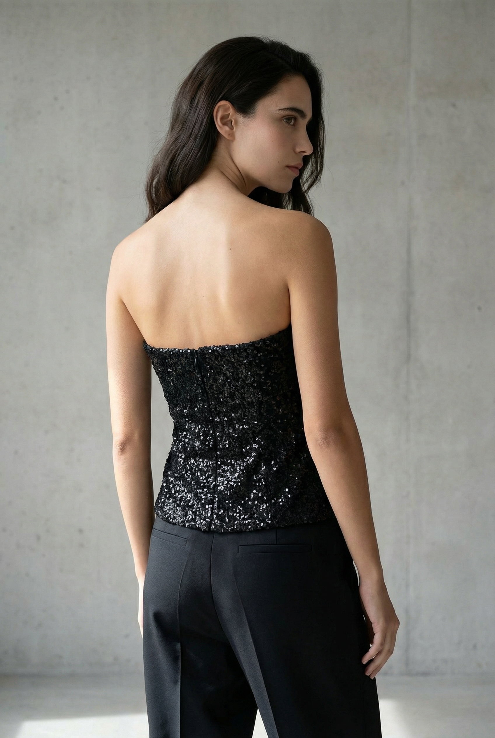 Elegante top de lentejuelas negro sin tirantes para mujer, perfecto para un look minimalista.