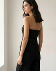 Elegante top de lentejuelas negro sin tirantes para mujer, perfecto para un look minimalista.