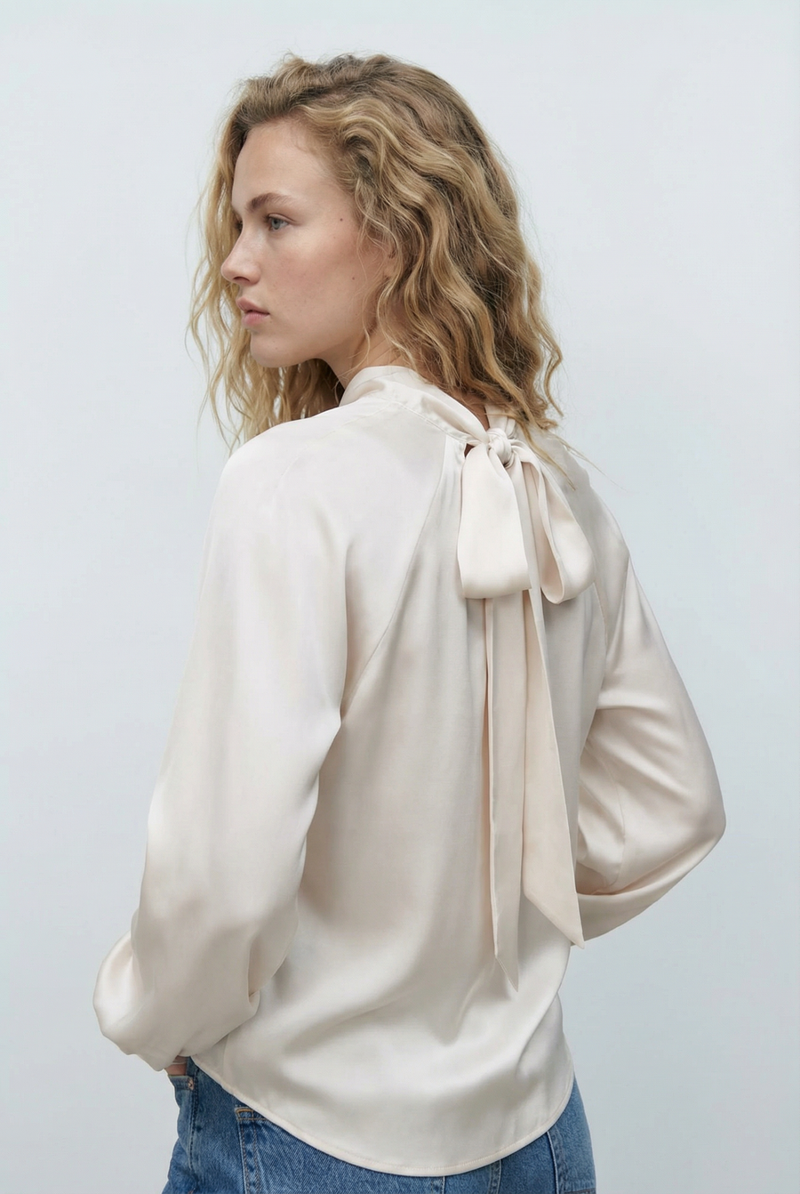 Top satiné col bénitier beige avec nœud au dos vue 8