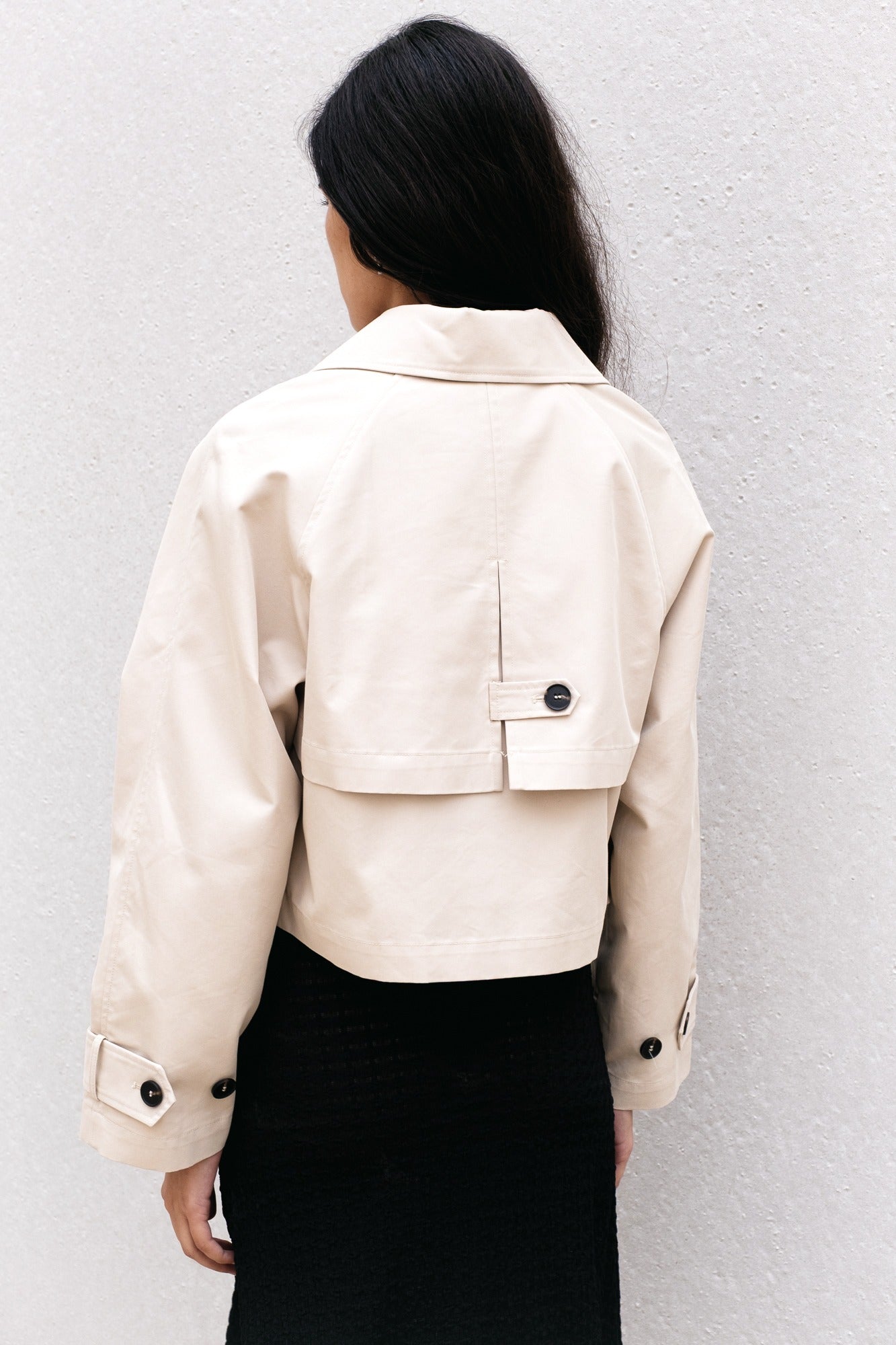 Trench coat court beige pour femme chic – style urbain et élégant Sapiato