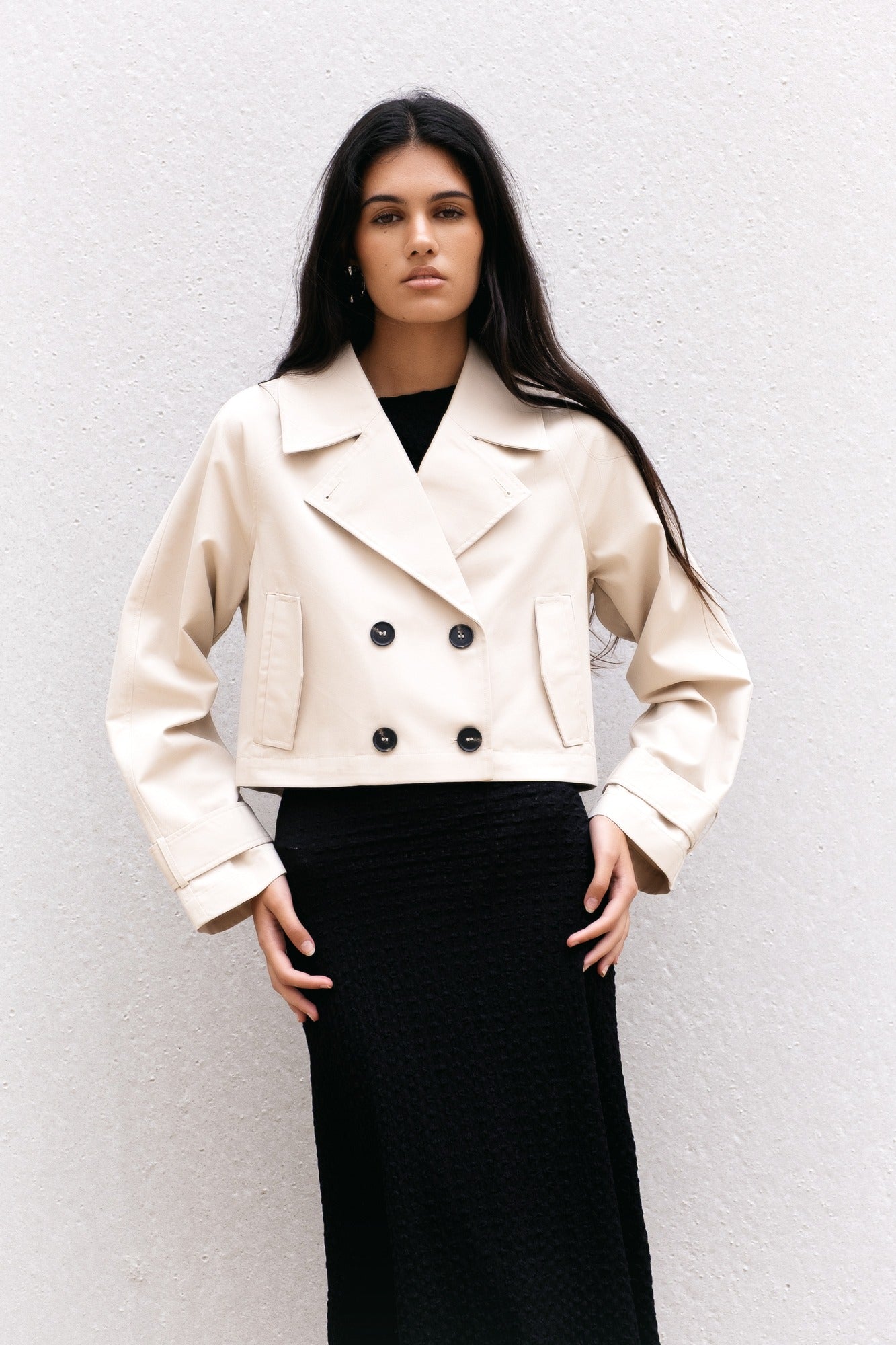 Trench coat court beige pour femme chic – style urbain et élégant Sapiato
