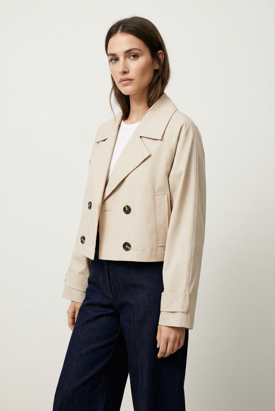 Trench court beige double boutonnage vue portée