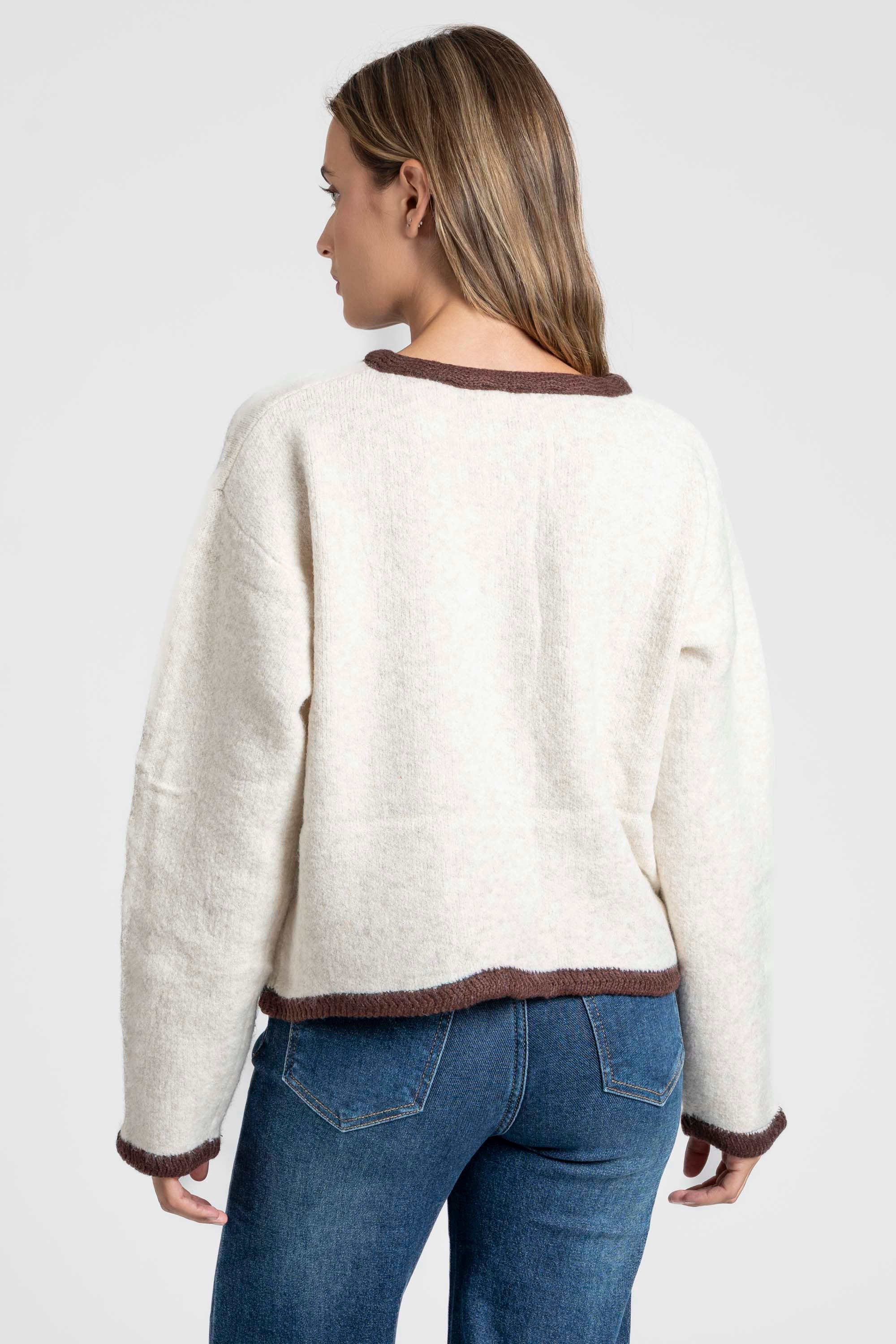 Veste en maille contrastée chic – Coupe droite – Beige ou gris – Maille laine mélangée, vue arrière d'une femme mettant en valeur le design simple et élégant.