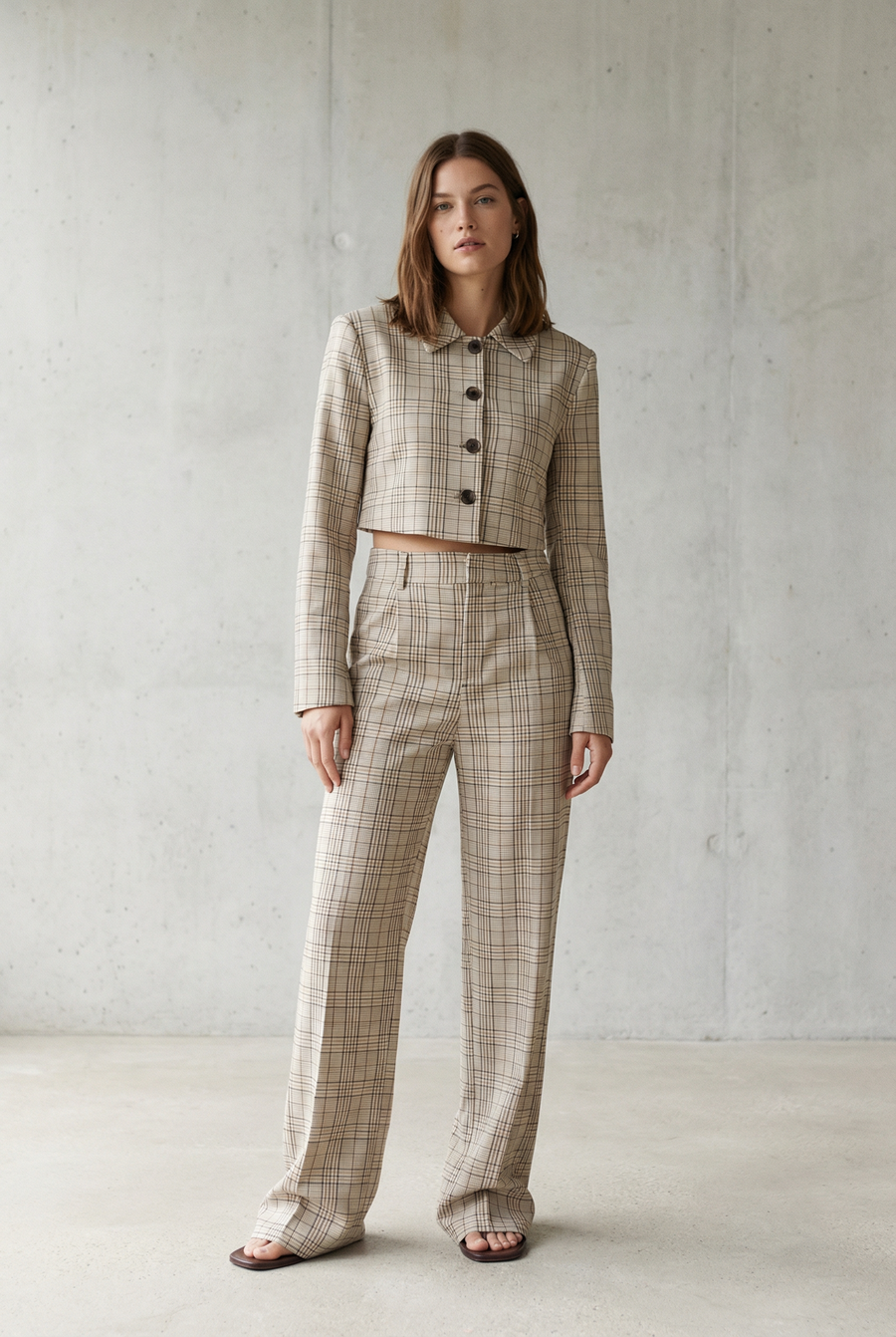 Veste courte à carreaux chic vue de profil