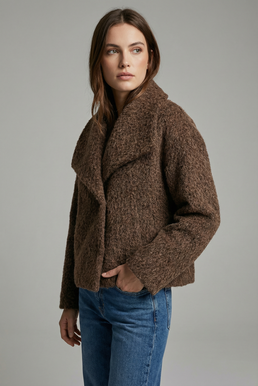 Veste courte effet poil doublée col à revers détail du produit