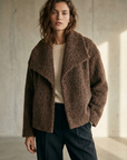 Veste courte effet poil doublée col à revers