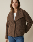 Veste courte effet poil doublée col à revers