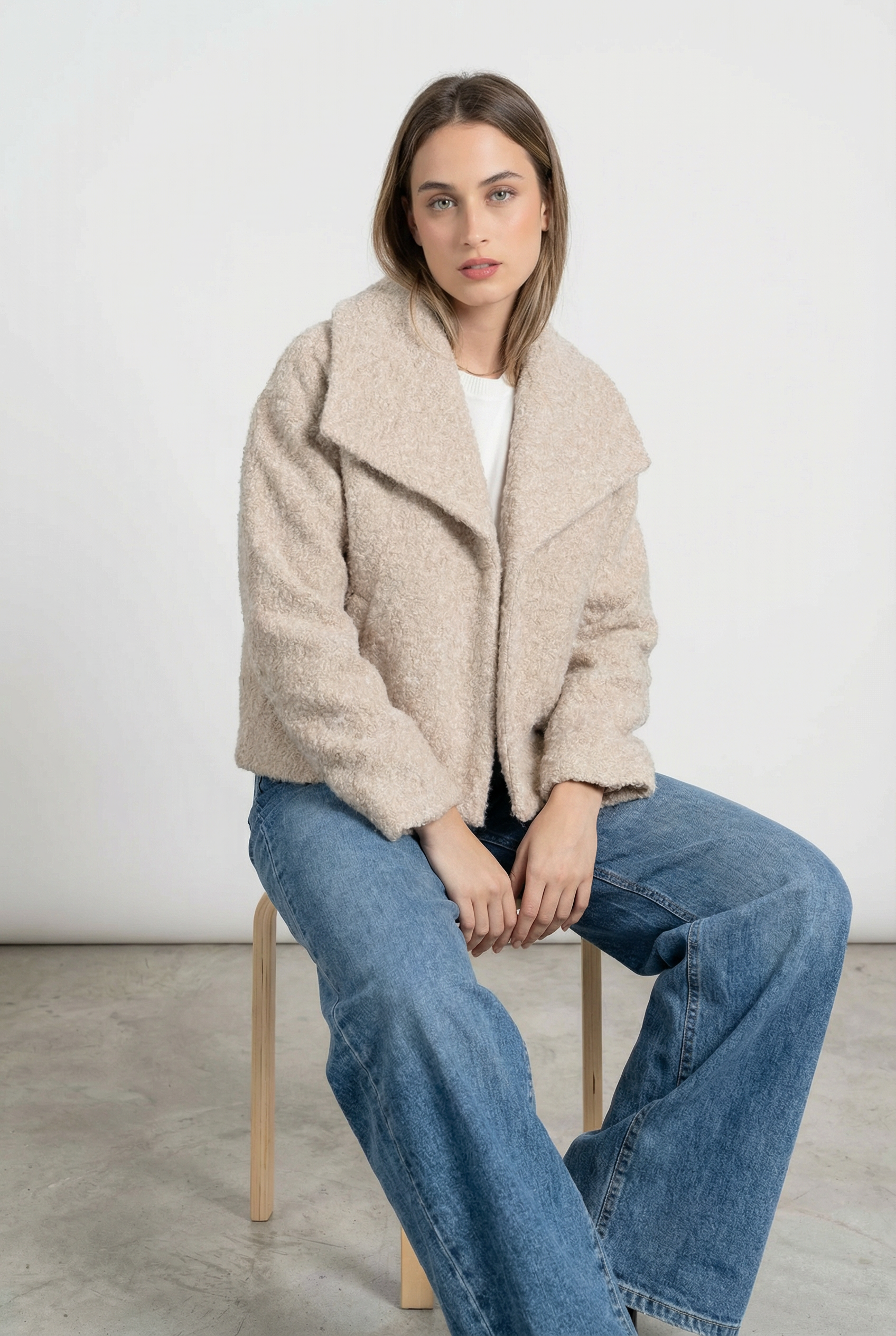 Veste courte effet poil doublée col à revers