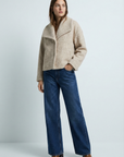 Veste courte effet poil doublée col à revers