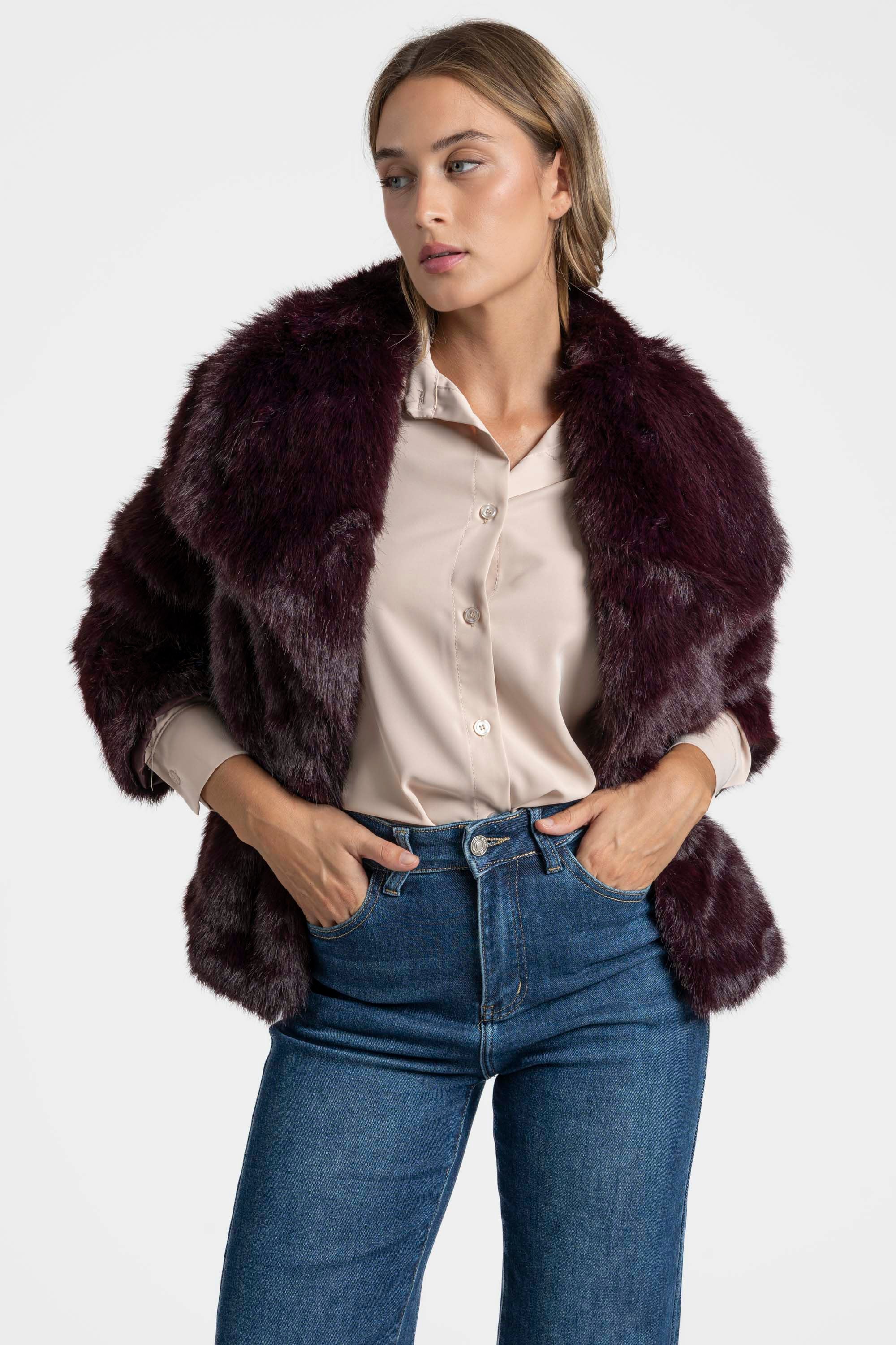Gros plan sur une Veste fausse fourrure bordeaux, révélant sa texture luxueuse et son style élégant.