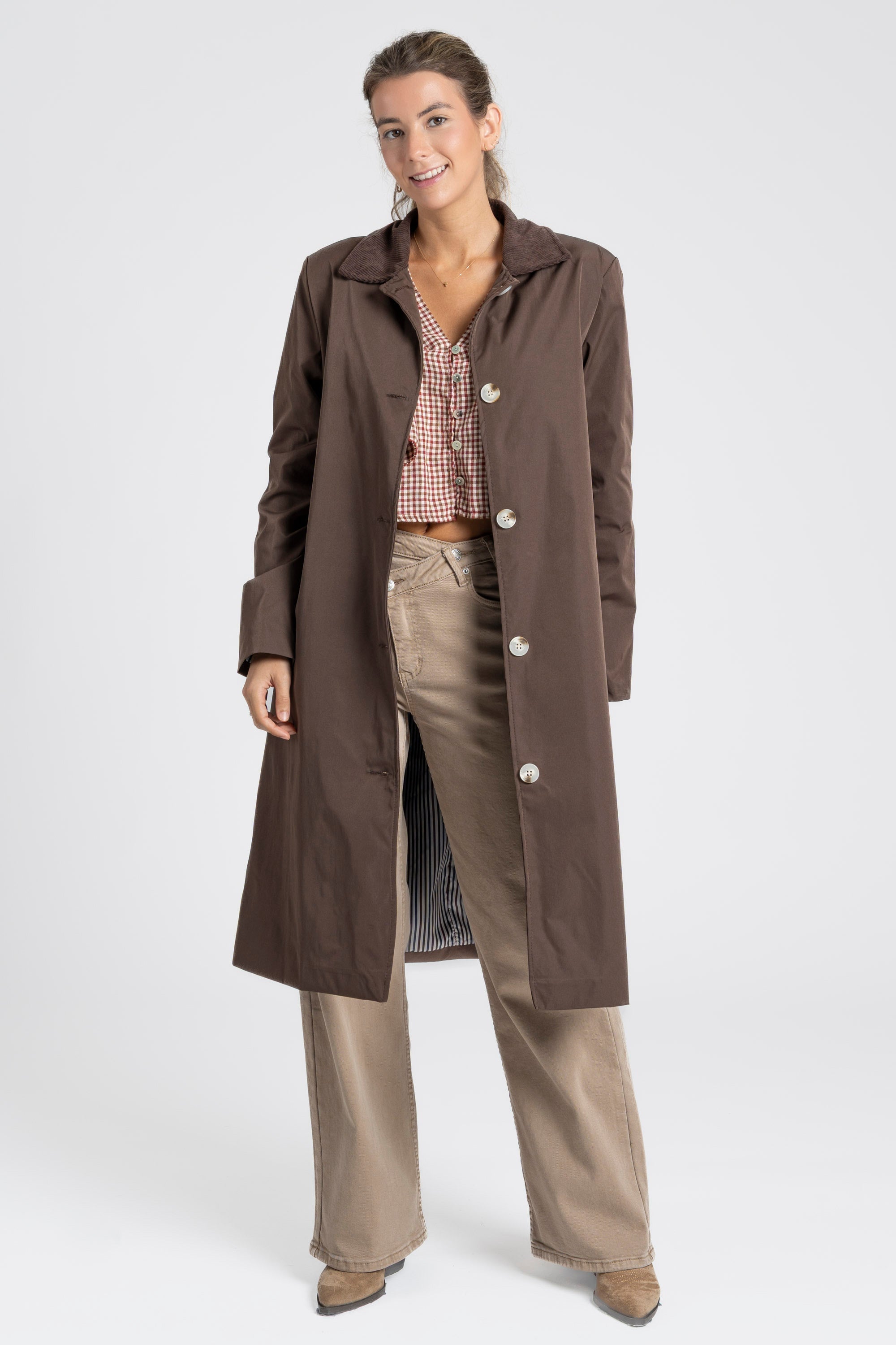 Femme portant une Veste imperméable Coupe droite Col velours, montrant un style casual avec des pantalons beiges.