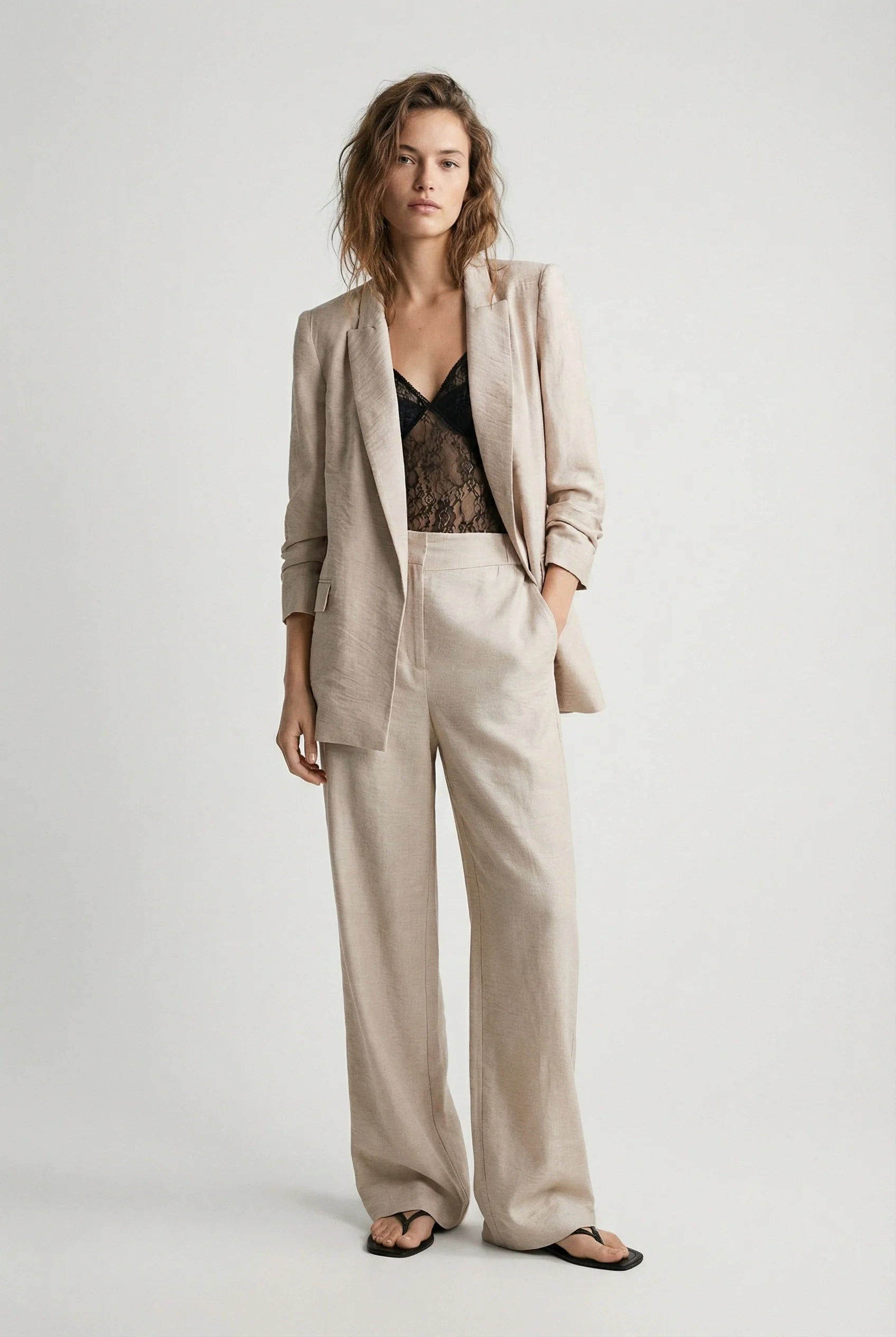 Veste légère beige texturée épaules structurées