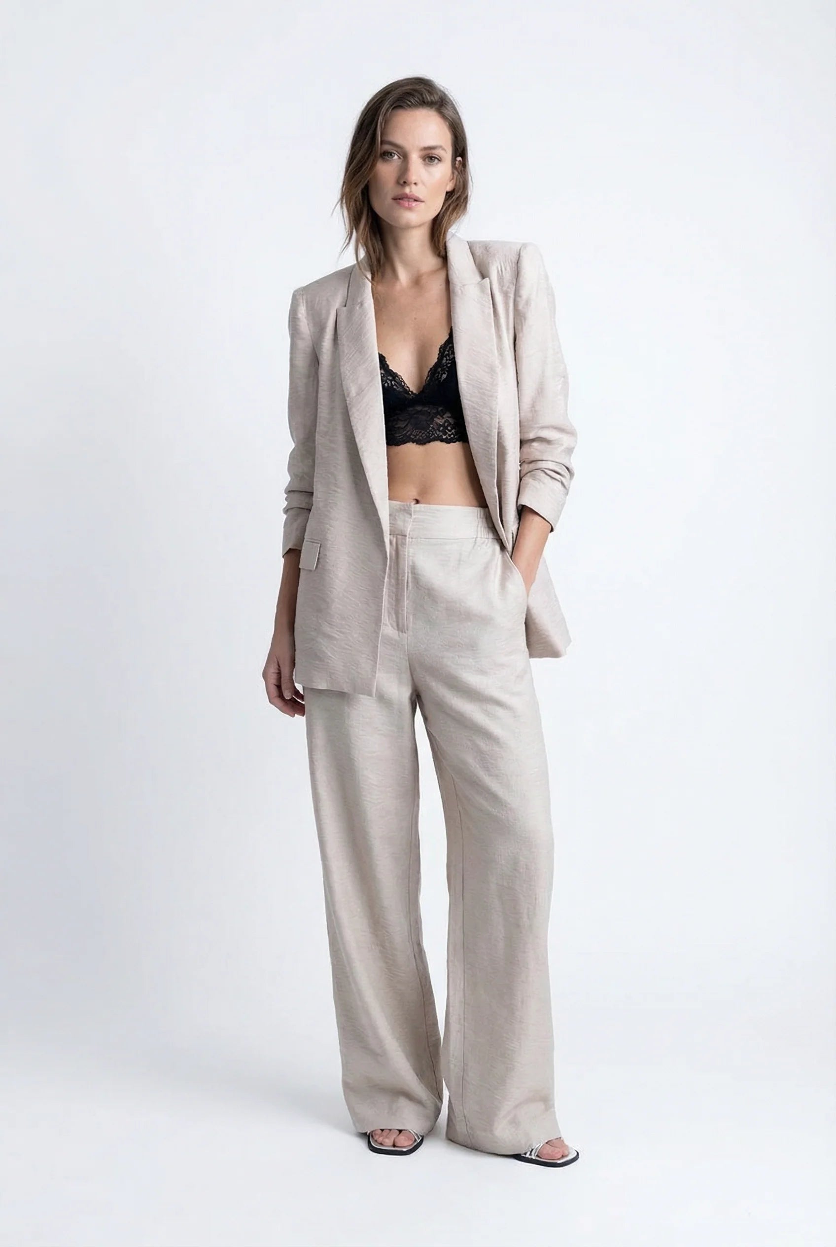 Veste légère beige texturée épaules structurées