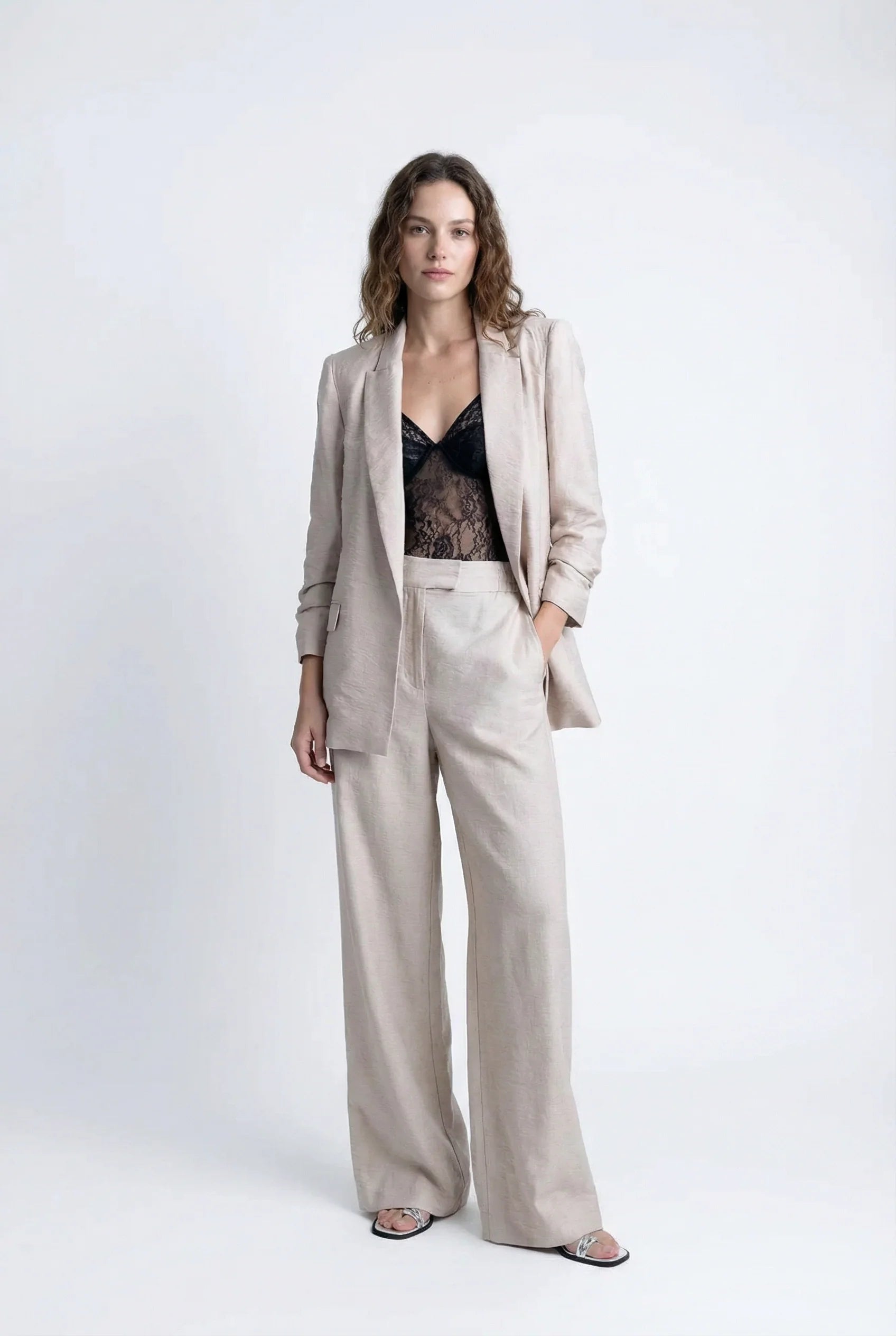 Veste légère beige texturée épaules structurées