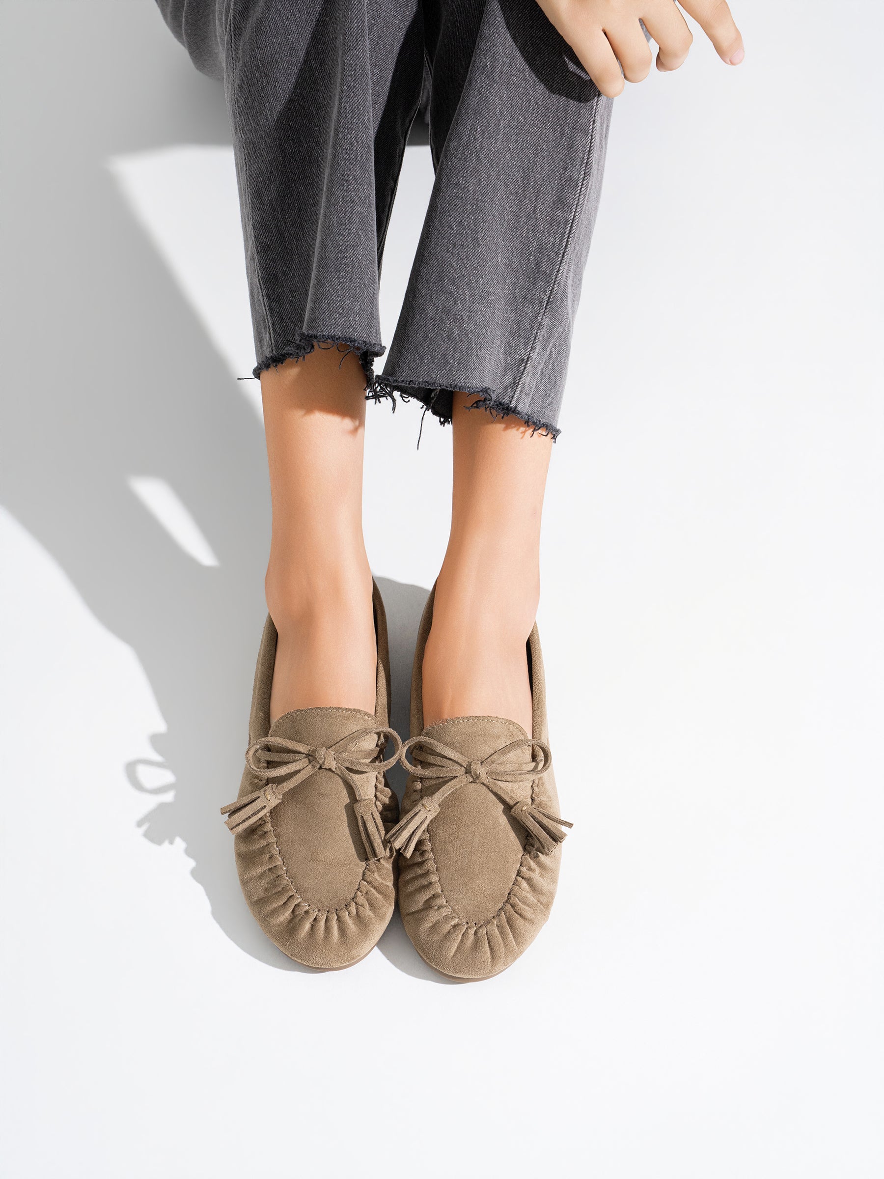 Mocassins en suédine taupe à pampilles portés
