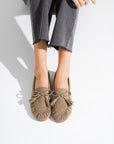 Mocassins en suédine taupe à pampilles portés