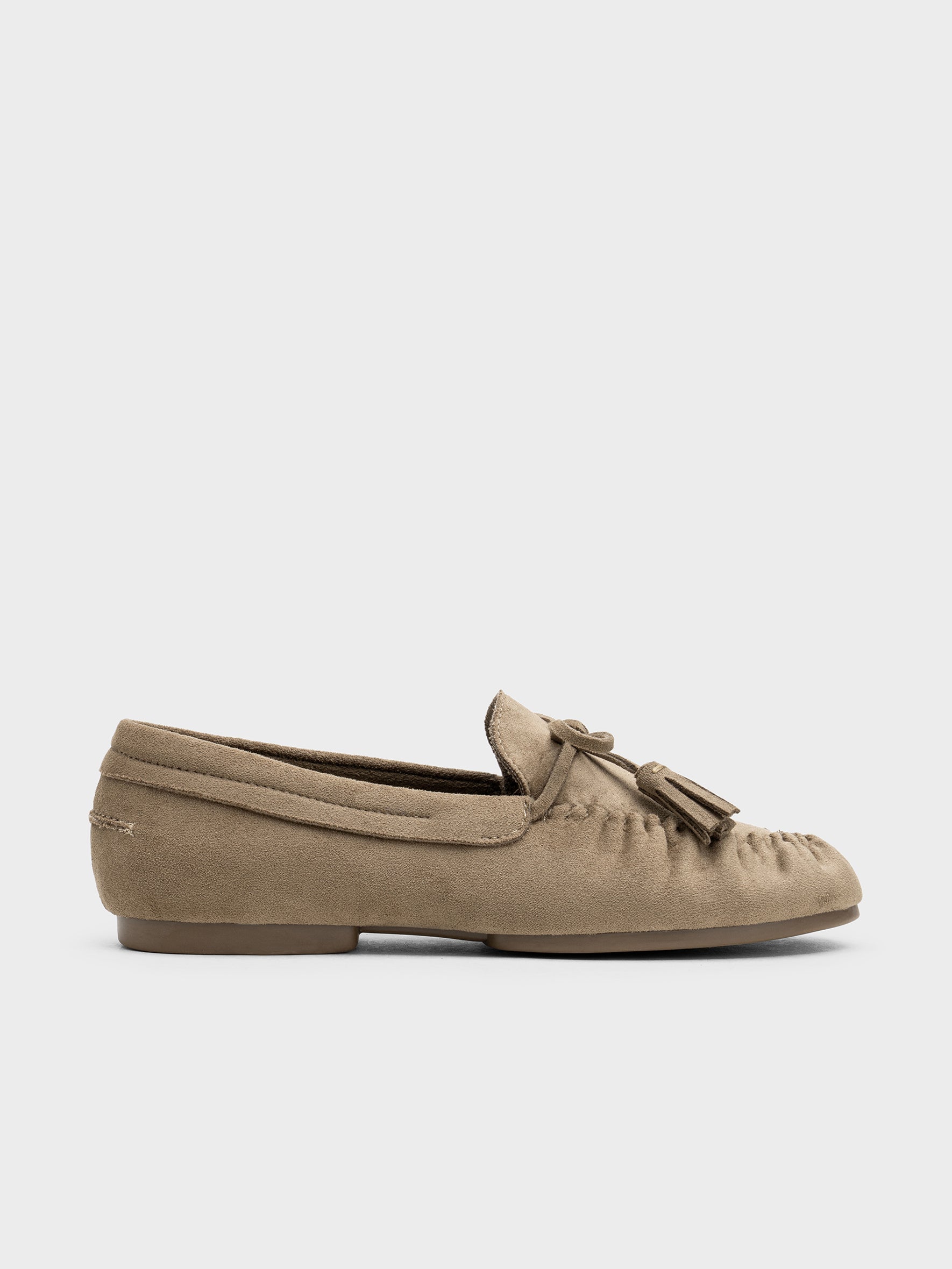 Mocassins en suédine taupe à pampilles vue de profil