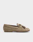 Mocassins en suédine taupe à pampilles vue de profil