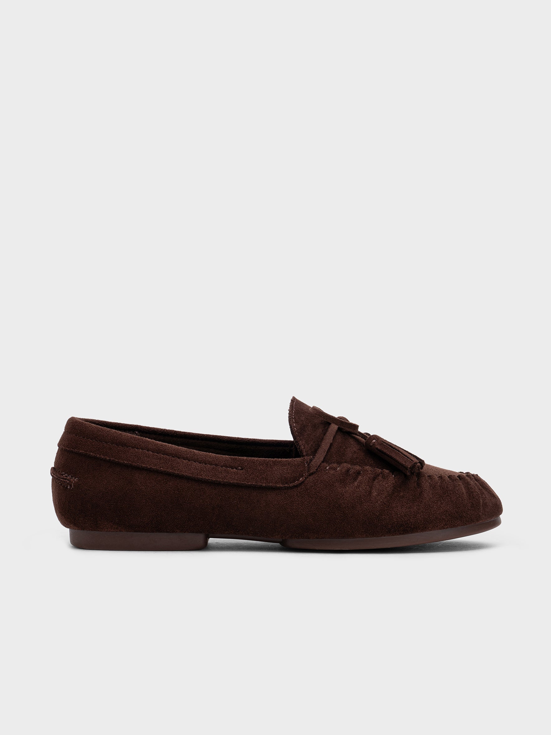 Mocassins en suédine marron foncé à pampilles vue de profil