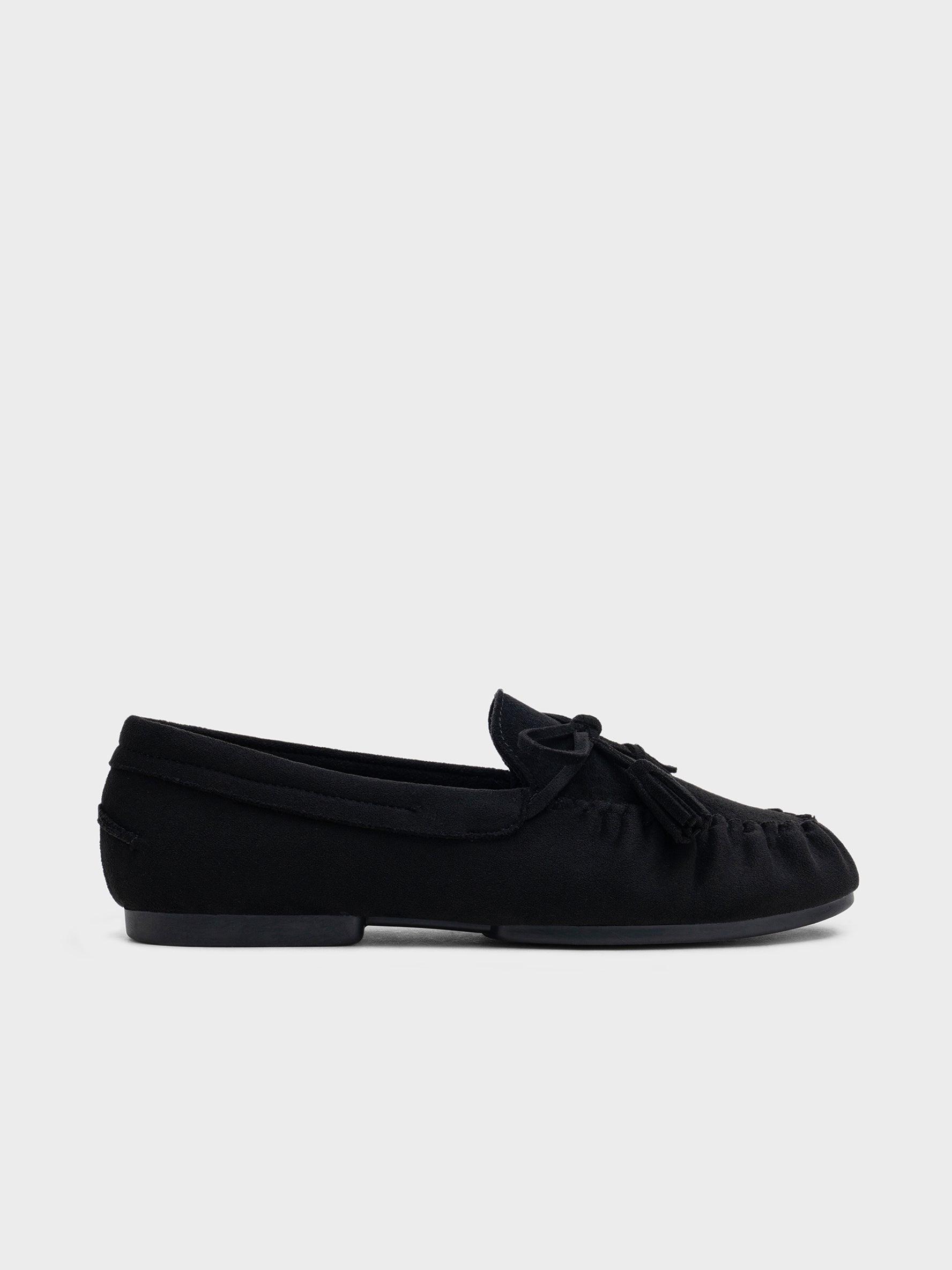 Mocassins en suédine noirs à pampilles vue de profil