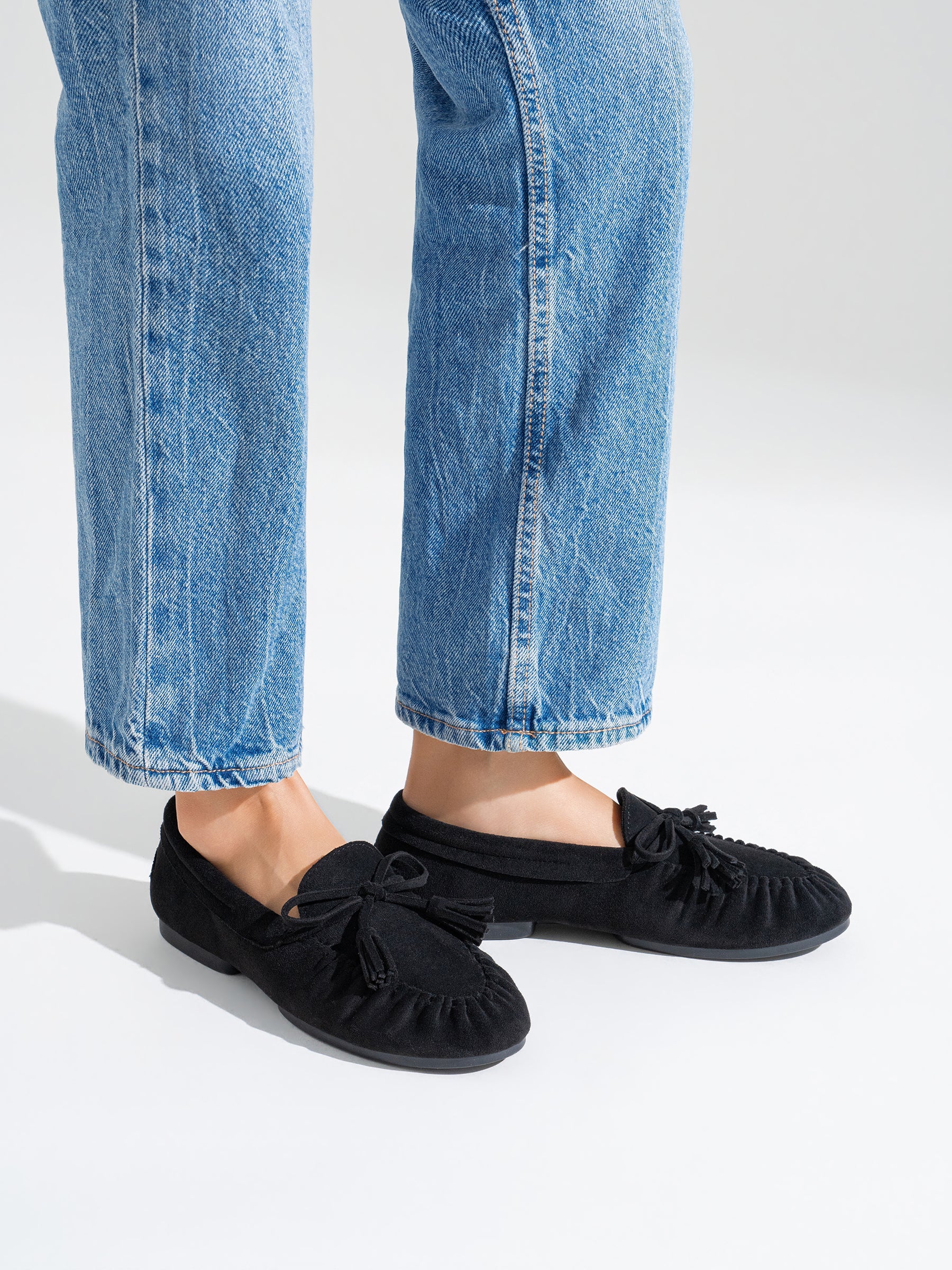 Mocassins en suédine noirs à pampilles portés