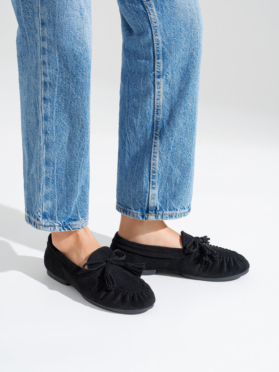 Mocassins en suédine noirs à pampilles portés
